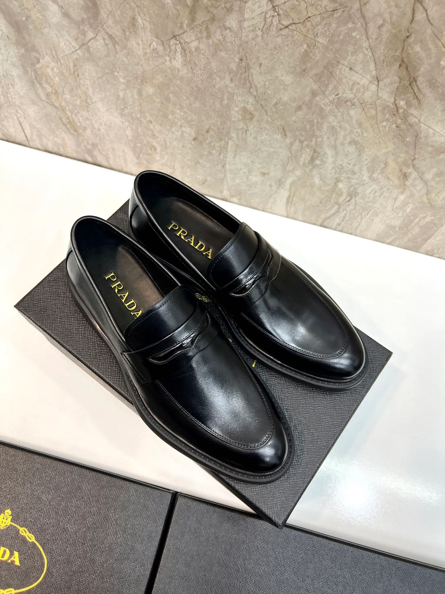 Original order quality: P580 Brand: PRADA (Prada) Standard code: Men's size 38/44 (45 can be customized) Grade: Same style as the official website High-quality men's shoes Material: Original cowhide Water-dyed cowhide lining Rubber outsole Style categories: Men's fashionable formal leather shoes Slip-on men's shoes series Young fashion European and American trends British style Top luxury Color: Actual picture